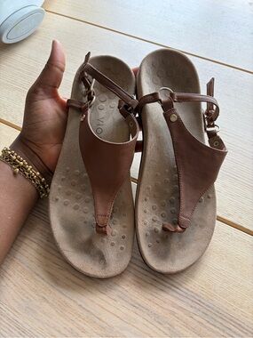 Vionic Brown T-Strap Leather Sandals